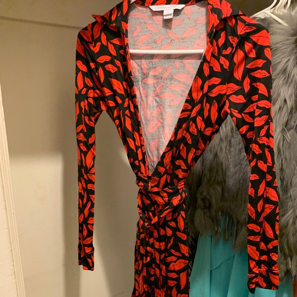 DVF LIP PRINTED WRAP DRESS